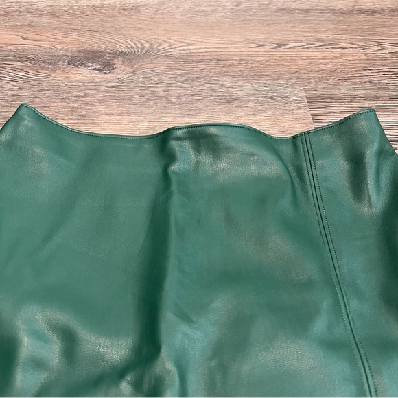 Hollister Green Faux Leather Mini Skirt Size Small - Picture 2 of 6